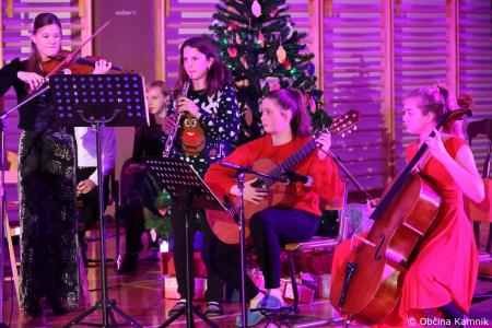 Miklavžev koncert na Osnovni šoli Toma Brejca napolnil telovadnico do zadnjega kotička (65)